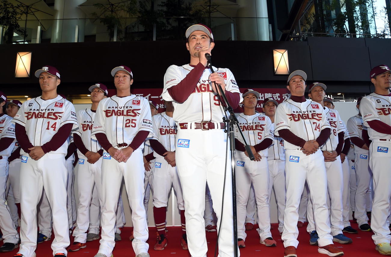仙台駅で行われた出陣式であいさつする楽天今江監督（中央）（撮影・山田愛斗）