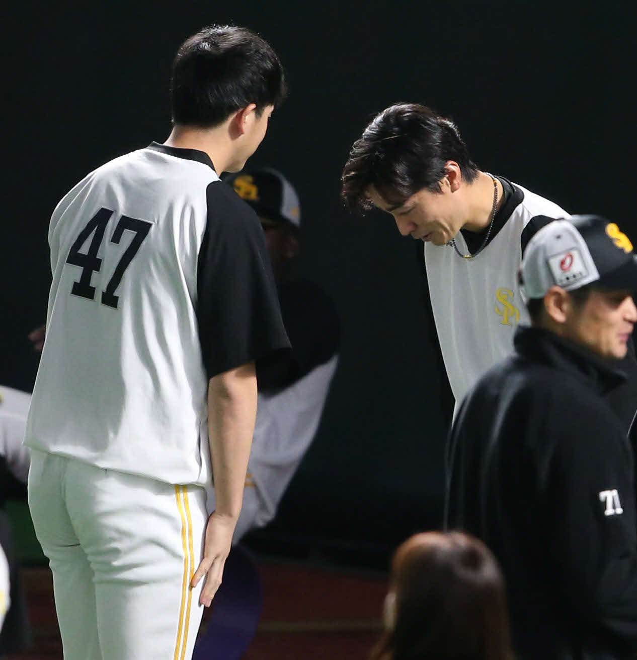 ソフトバンク大関（左）にお辞儀する和田（撮影・冨田成美）