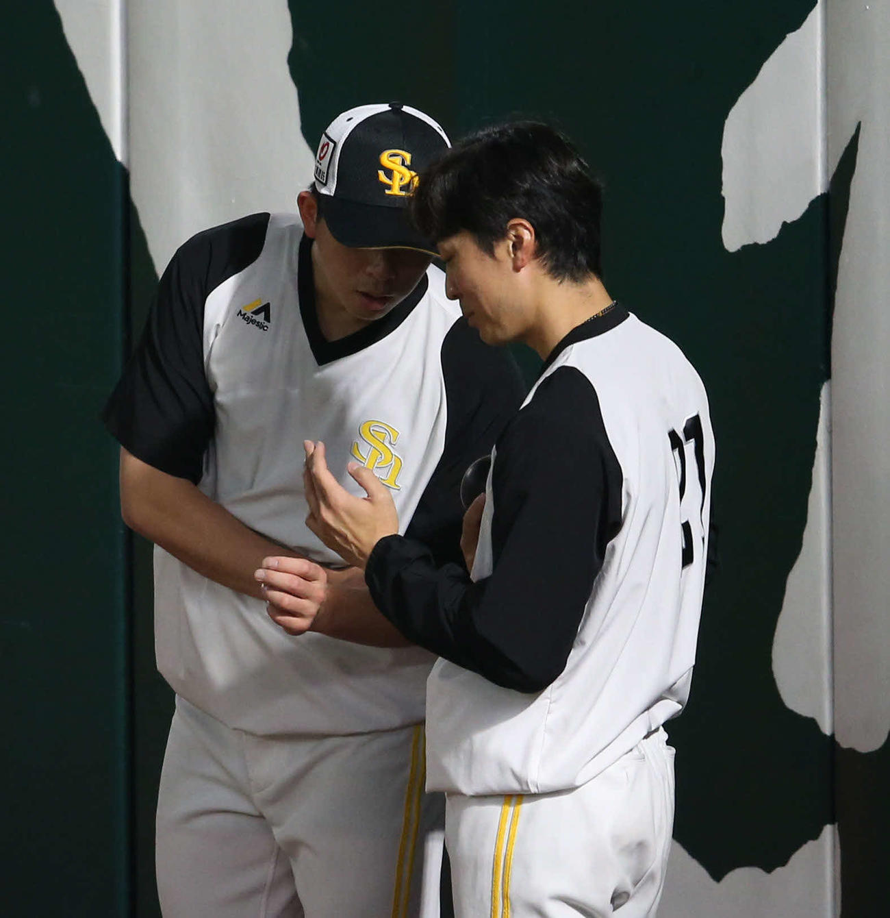 ソフトバンク大関（左）と話をする和田（撮影・冨田成美）