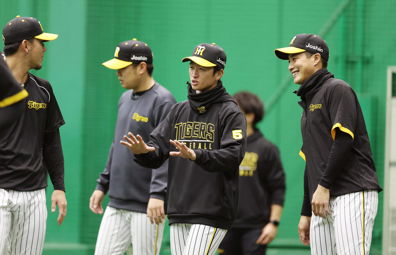 ウオーミングアップで阪神伊藤将（左）、木浪（右）と談笑する近本（撮影・前田充）