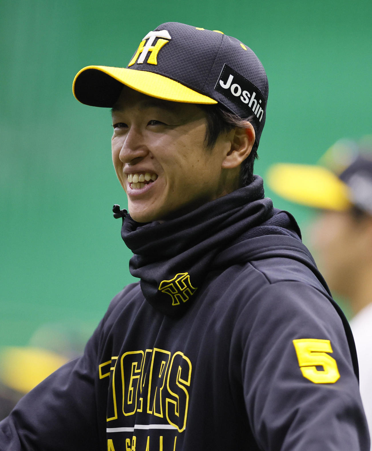 ウオーミングアップ中に笑顔を見せる阪神近本（撮影・藤尾明華）