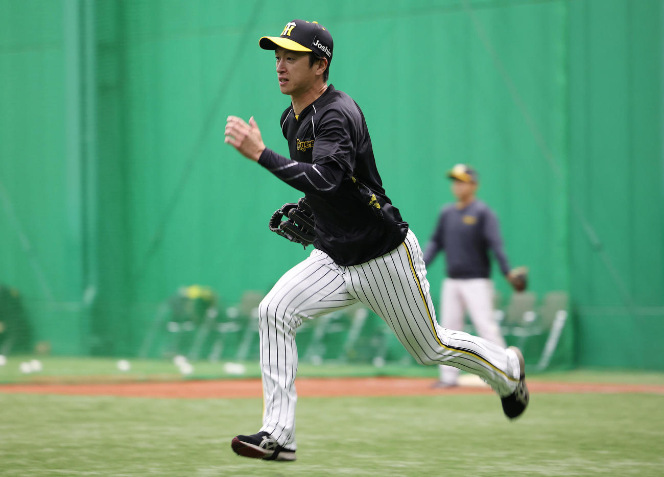 練習でダッシュする阪神近本（撮影・前田充）