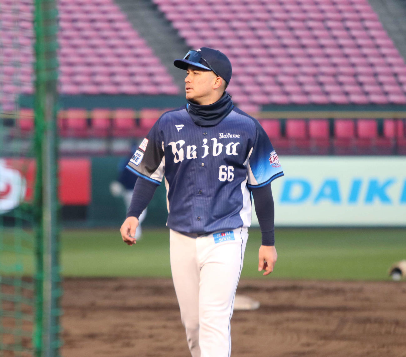 66番のユニホームを着て練習する西武ブランドン（撮影・山崎純一）