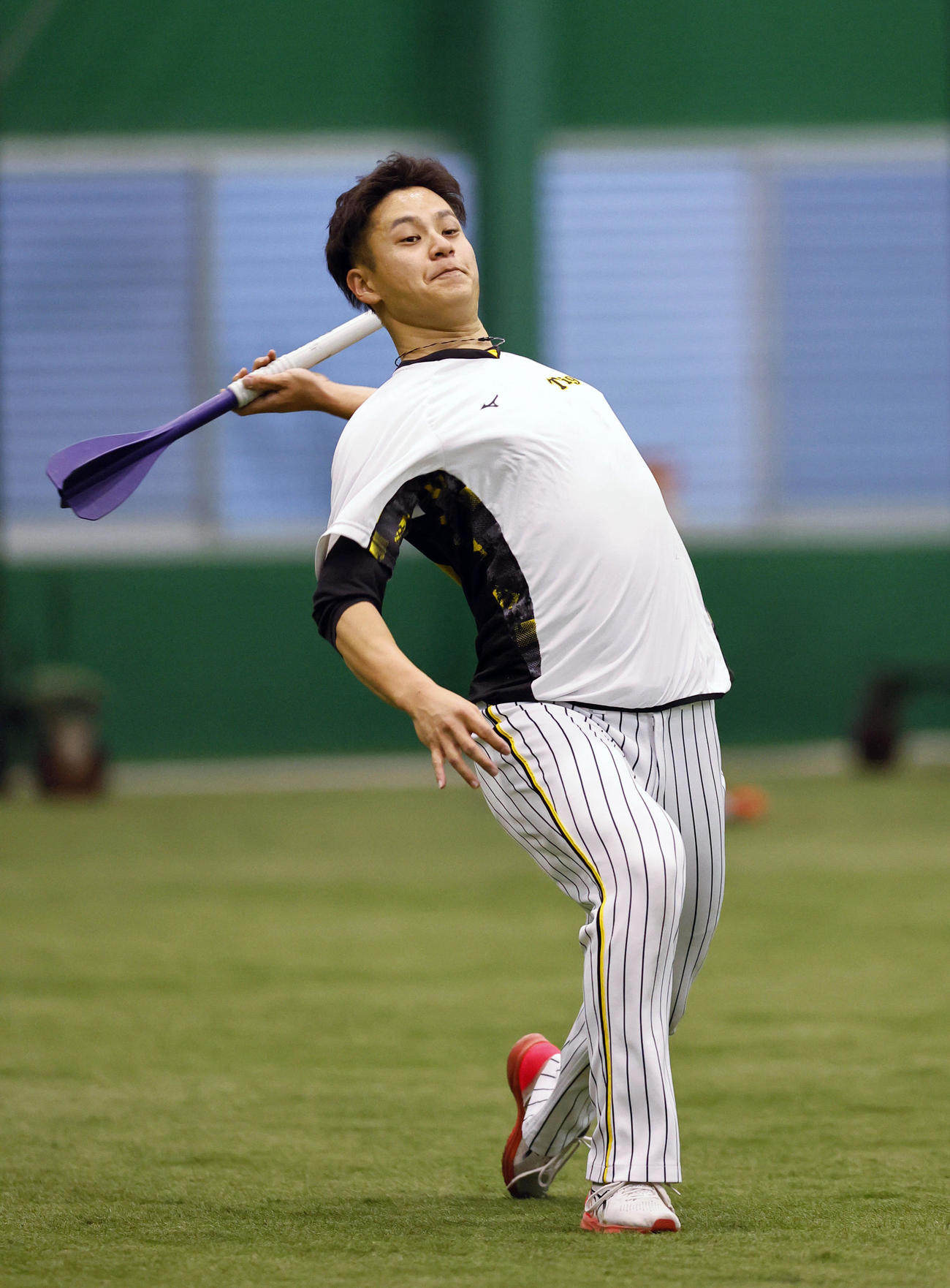 やり投げで調整する阪神大竹（撮影・藤尾明華）