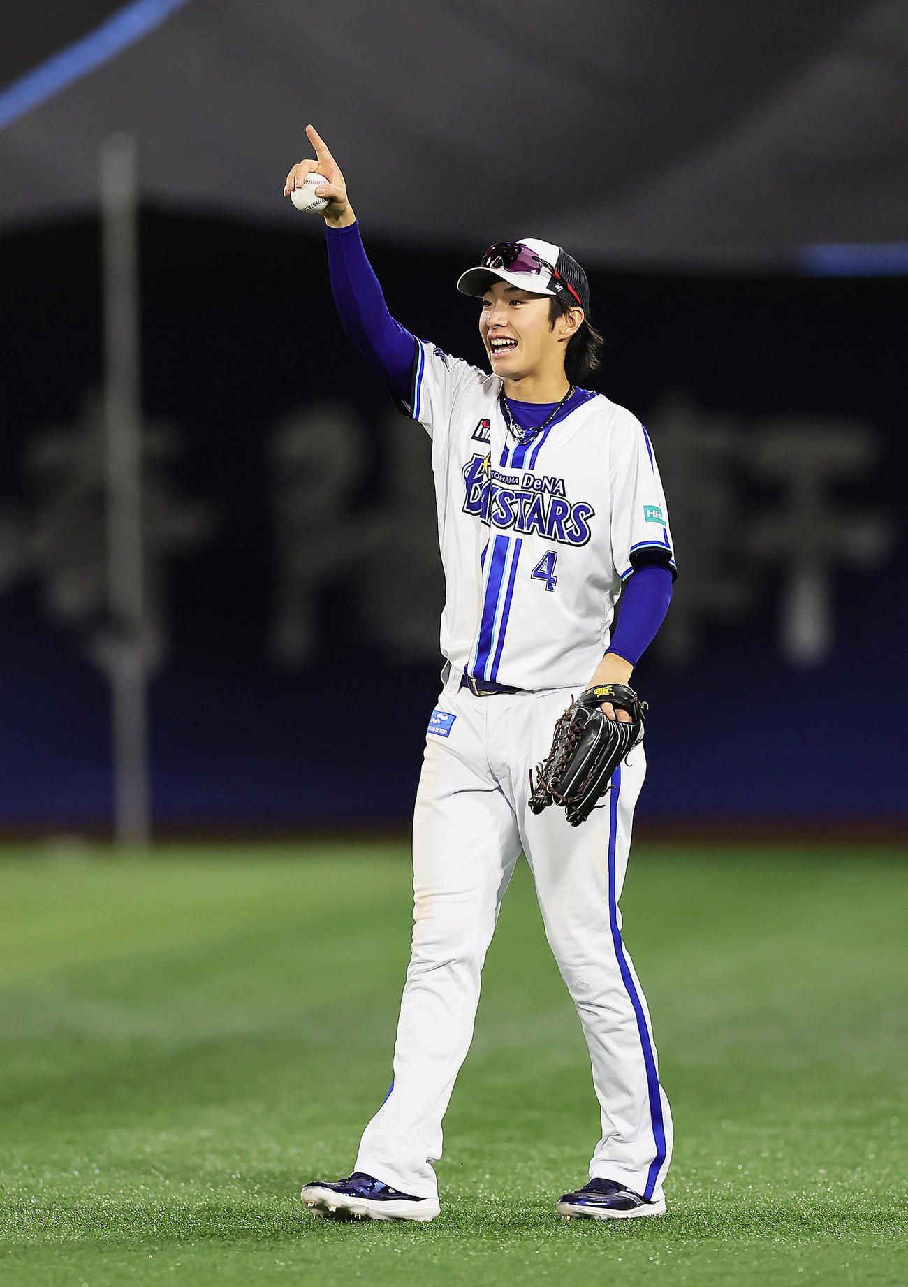 練習中、笑顔を見せるDeNA度会（撮影・足立雅史）