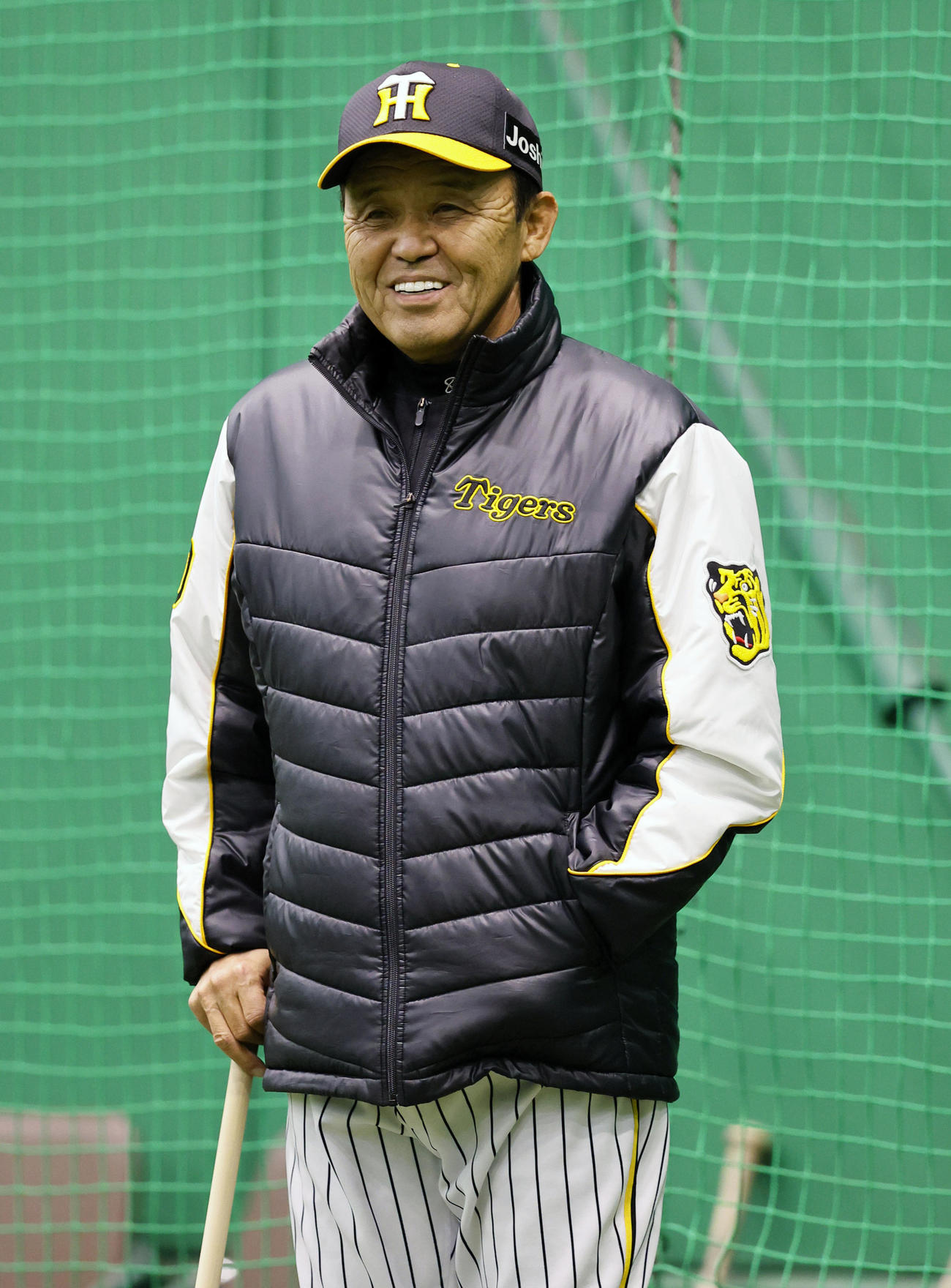 笑顔で練習を見つめる阪神岡田監督（撮影・藤尾明華）