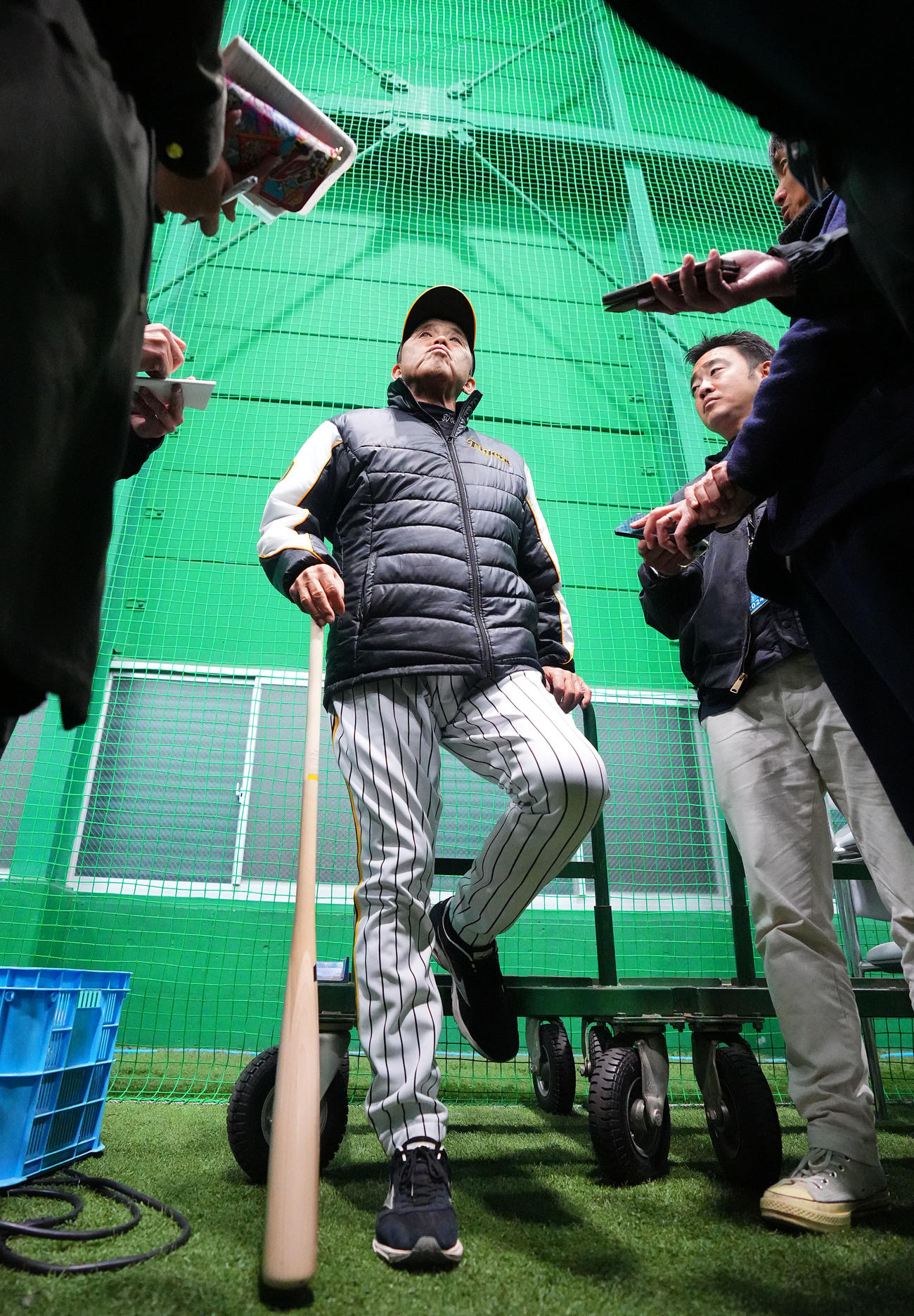 練習後、取材に応じる阪神岡田監督（撮影・藤尾明華）