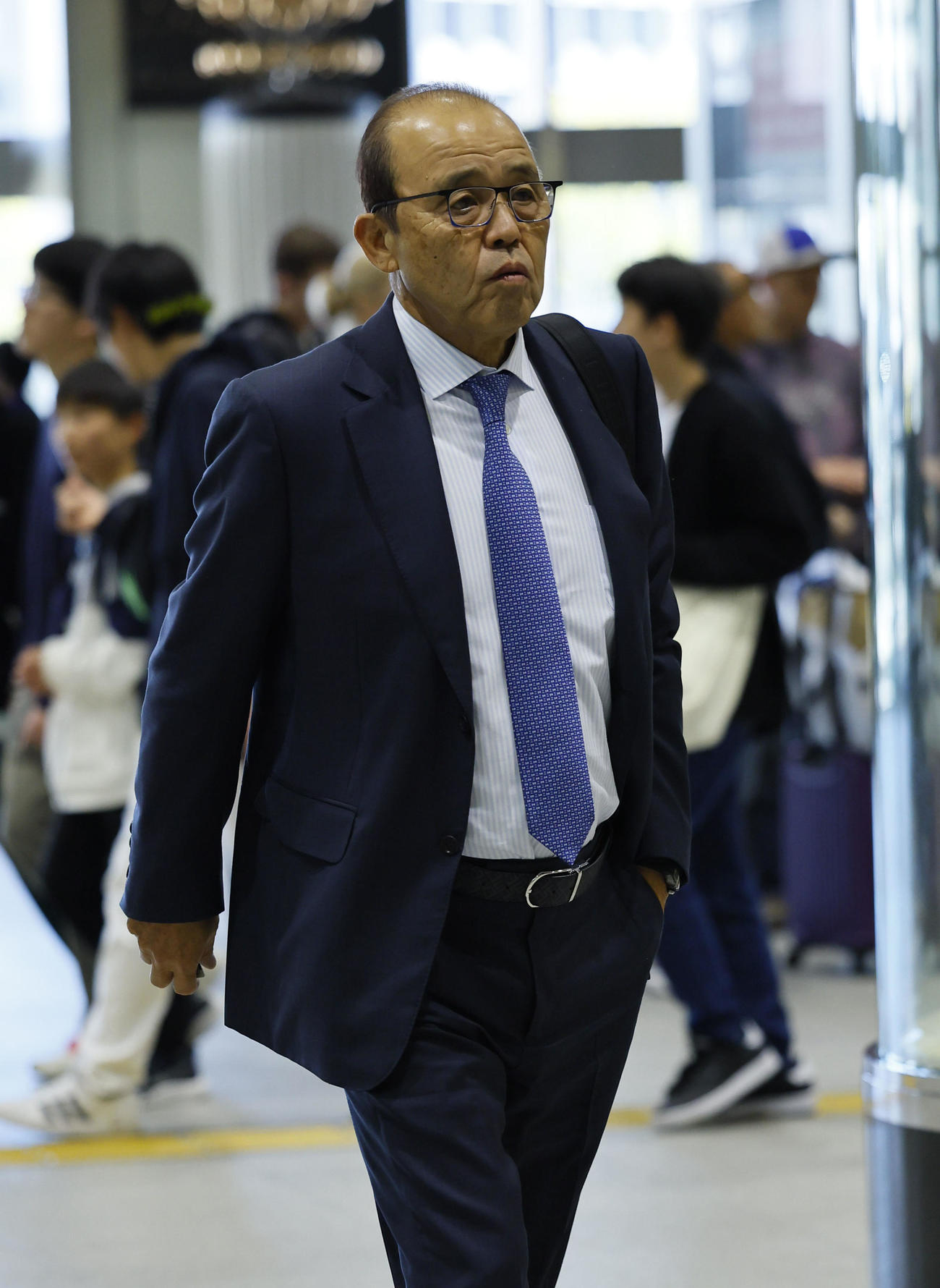 東京に移動する阪神岡田監督（撮影・藤尾明華）