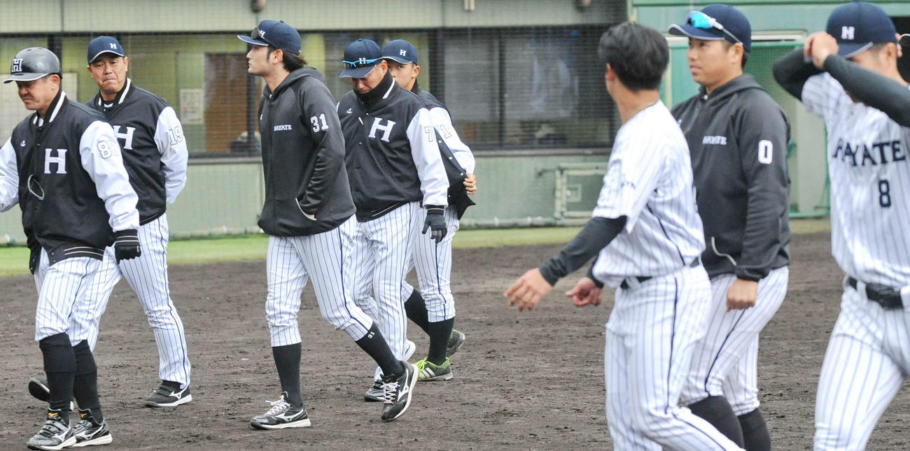 試合後の整列で悔しさをにじませる赤堀監督（左から2人目）