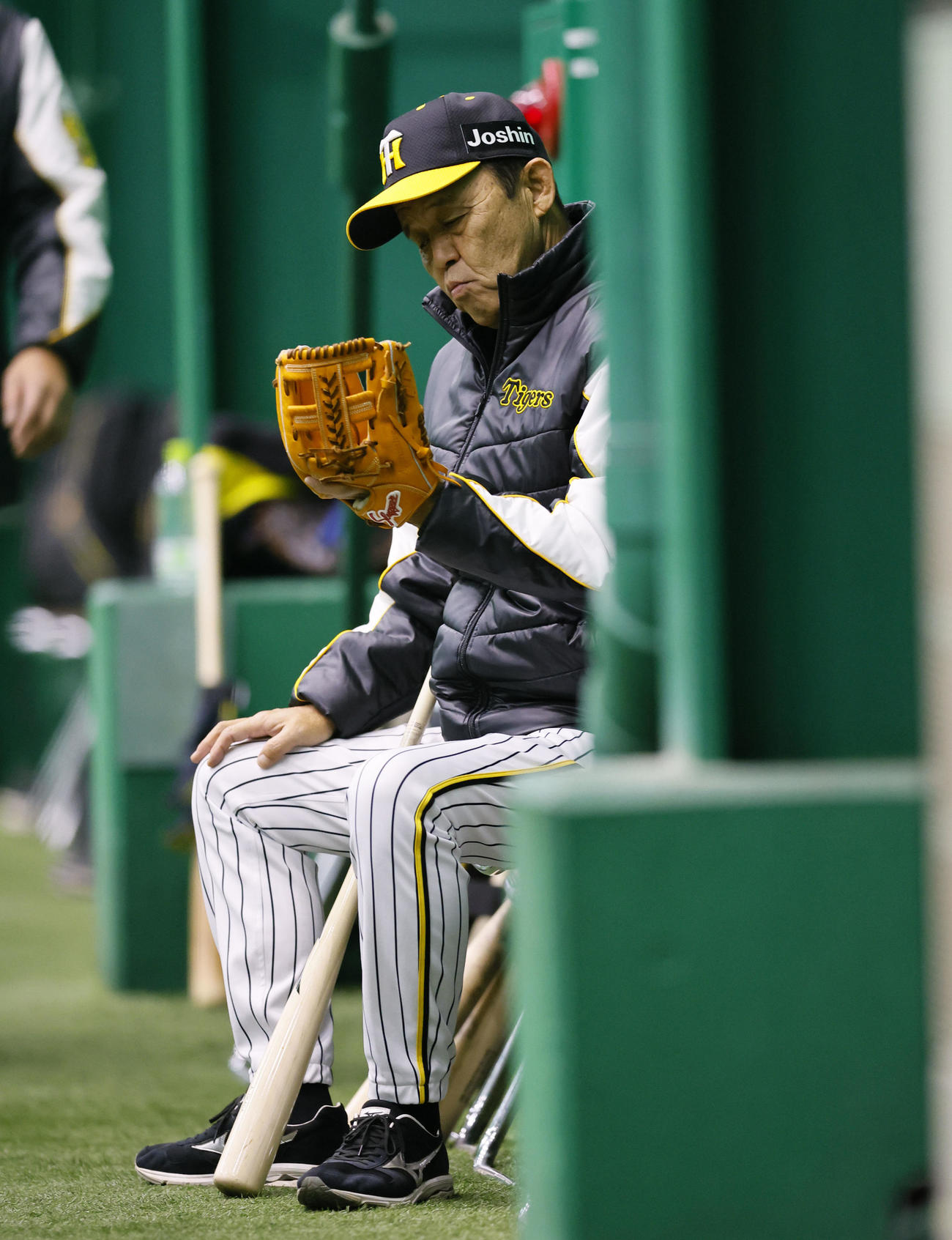 選手のグラブを手に取る阪神岡田監督（撮影・藤尾明華）