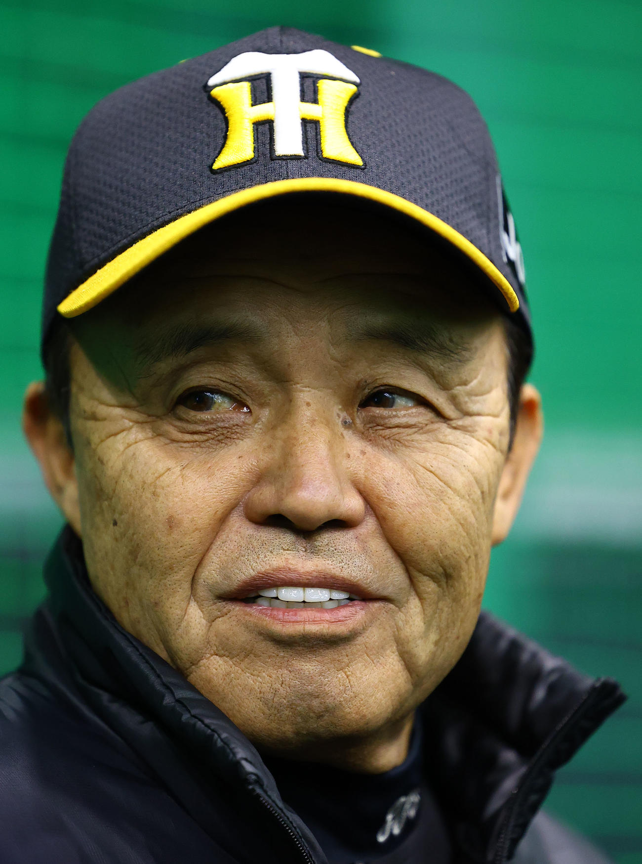 練習後、取材に応じる阪神岡田監督（撮影・藤尾明華）