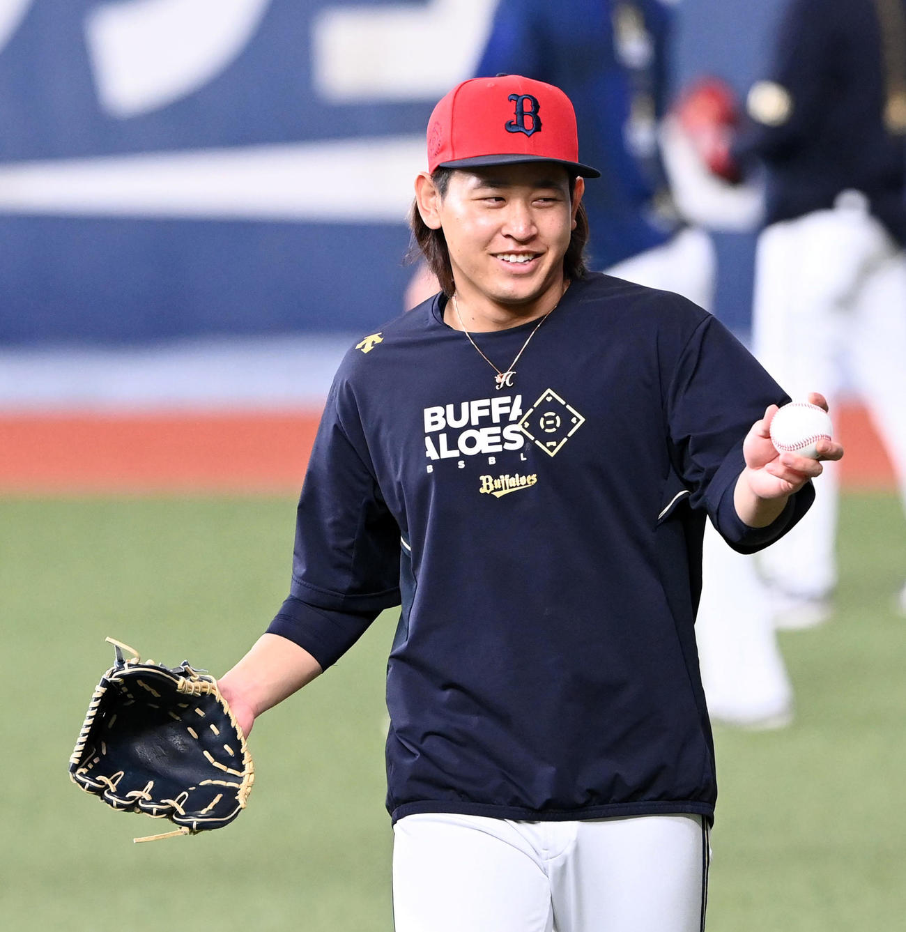 練習で笑顔を見せる宮城（撮影・前岡正明）