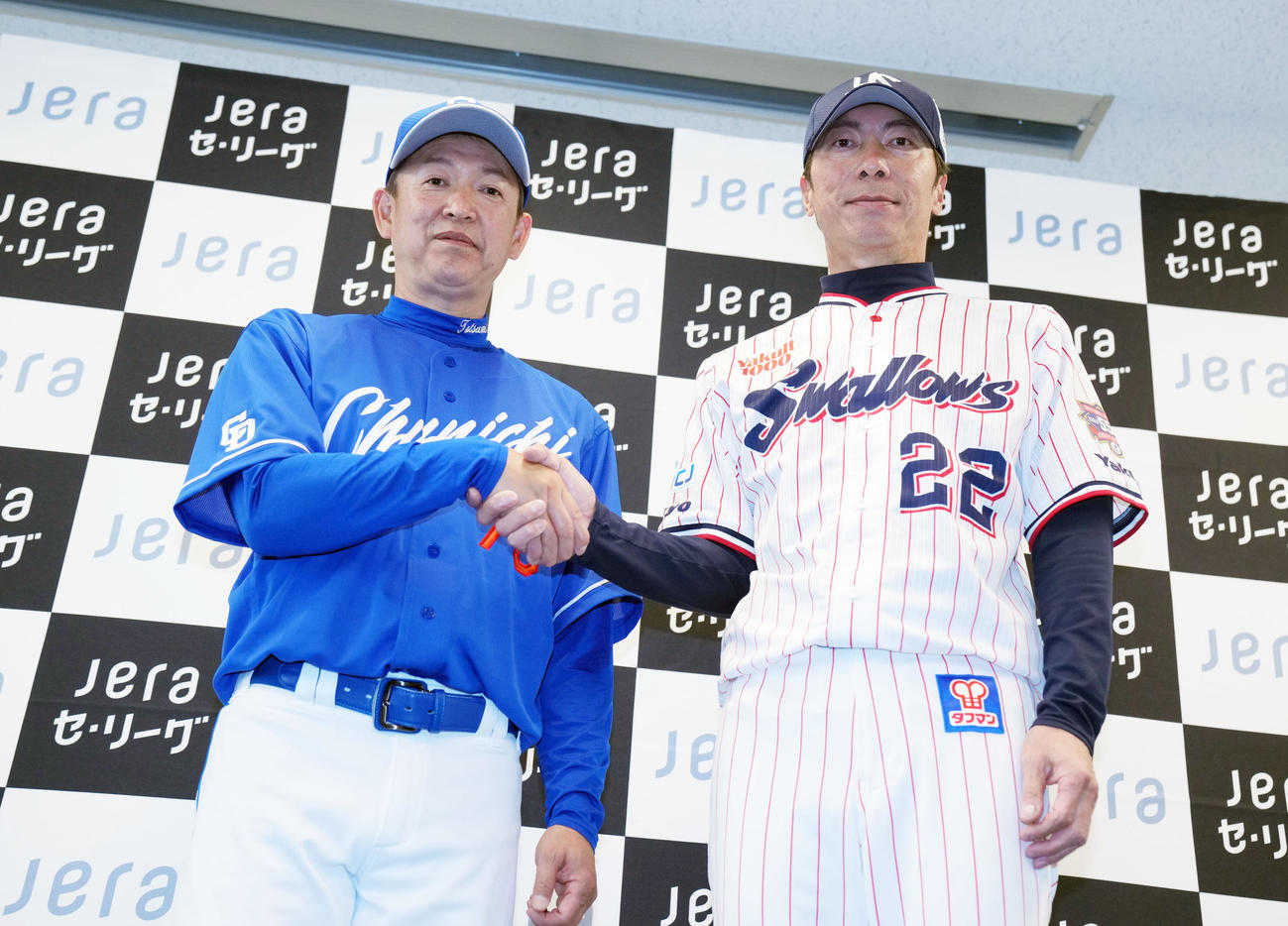 握手を交わす中日立浪監督（左）とヤクルト高津監督（撮影・横山健太）