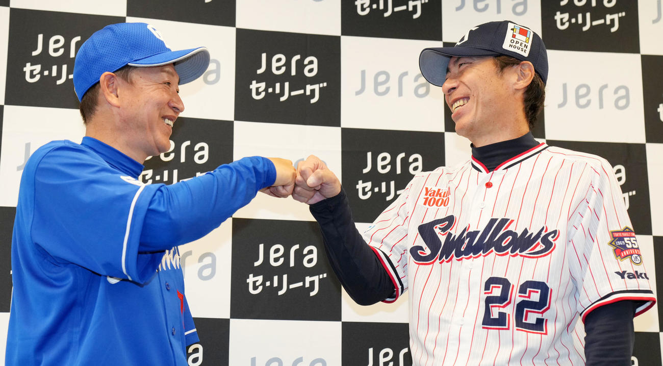 笑顔で拳を突き合わせる中日立浪監督（左）とヤクルト高津監督（撮影・横山健太）
