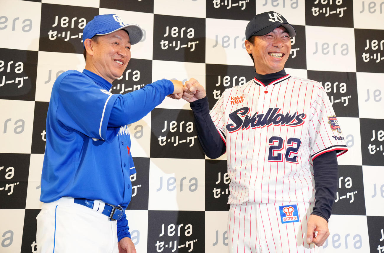 笑顔で拳を突き合わせる中日立浪監督（左）とヤクルト高津監督（撮影・横山健太）