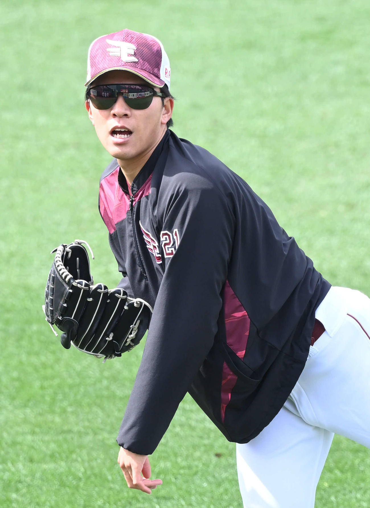 キャッチボールで調整する楽天早川（撮影・山崎安昭）