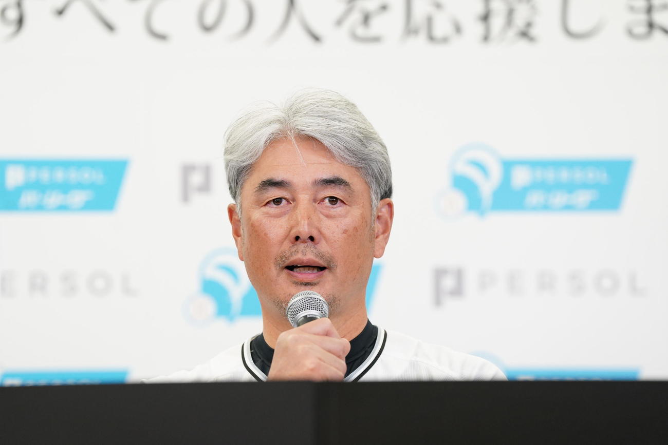 パーソルパ・リーグ2024公式戦の開幕記者会見に臨むロッテ吉井監督（撮影・小沢裕）
