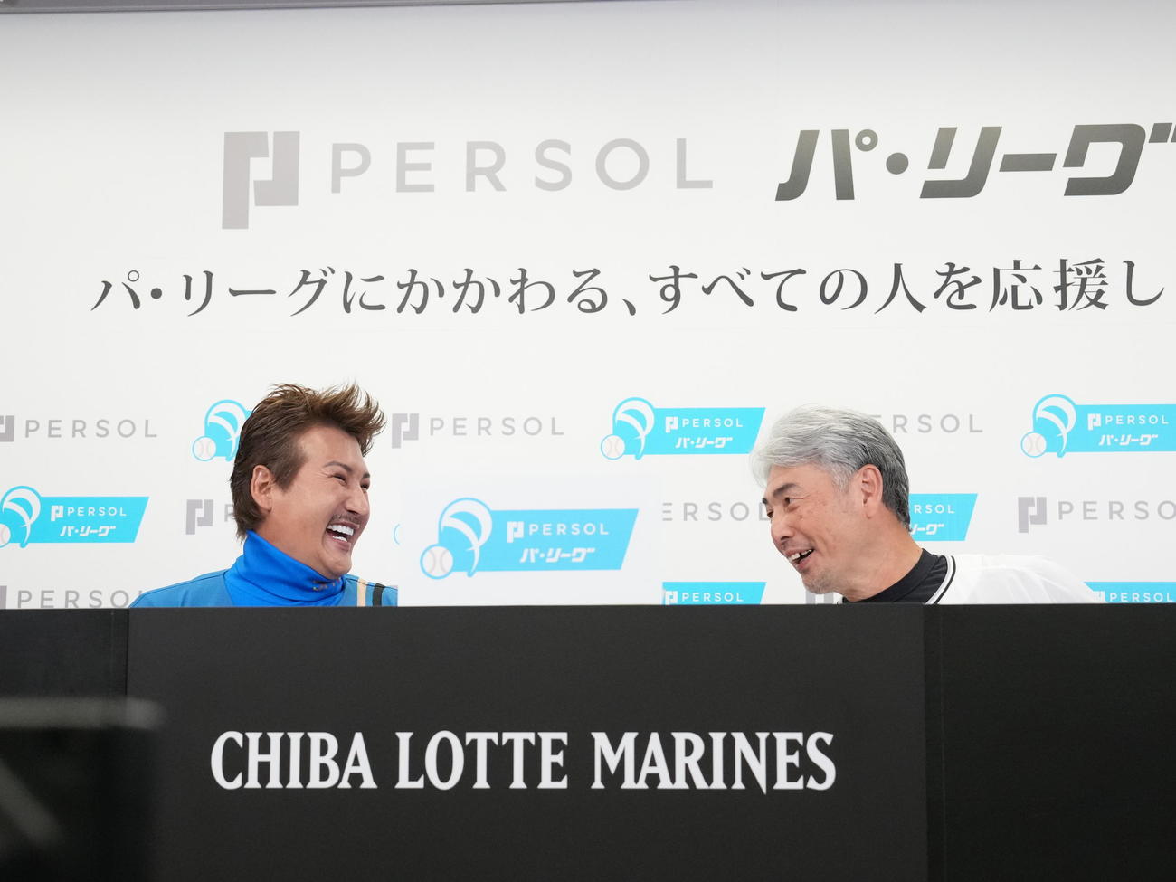 パーソルパ・リーグ2024公式戦の開幕記者会見に臨むロッテ吉井監督（右）と日本ハム新庄監督（撮影・小沢裕）