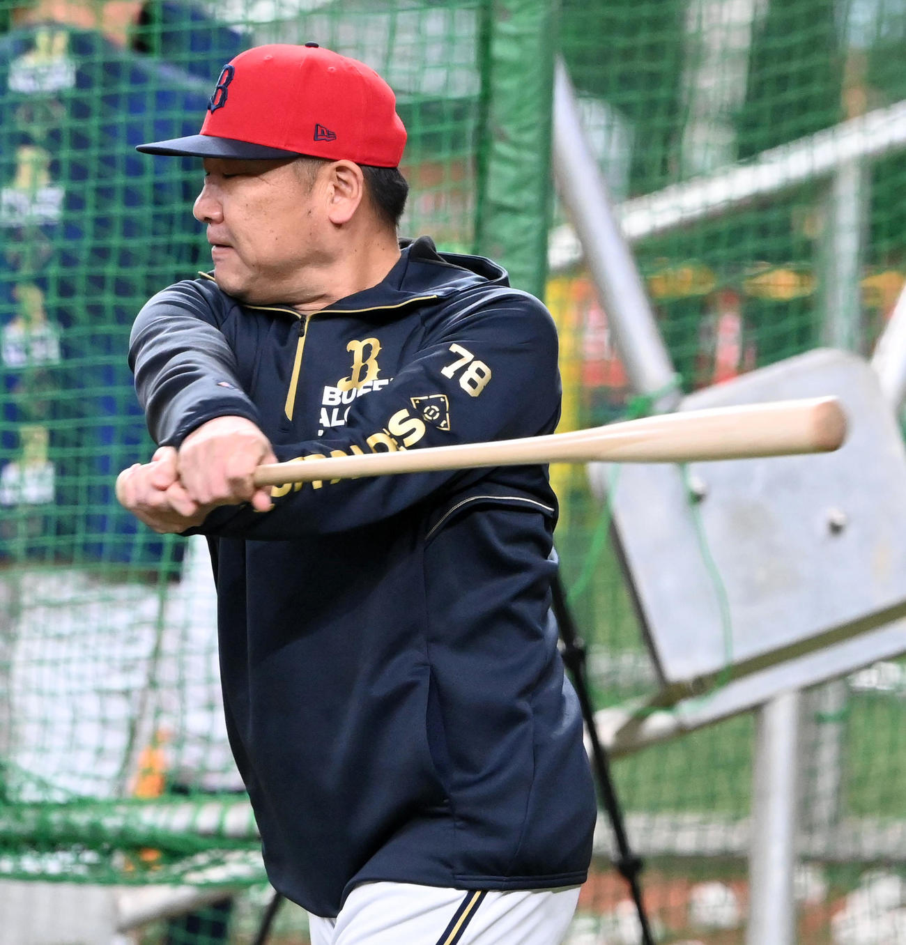ノックを行うオリックス中嶋監督（撮影・前岡正明）