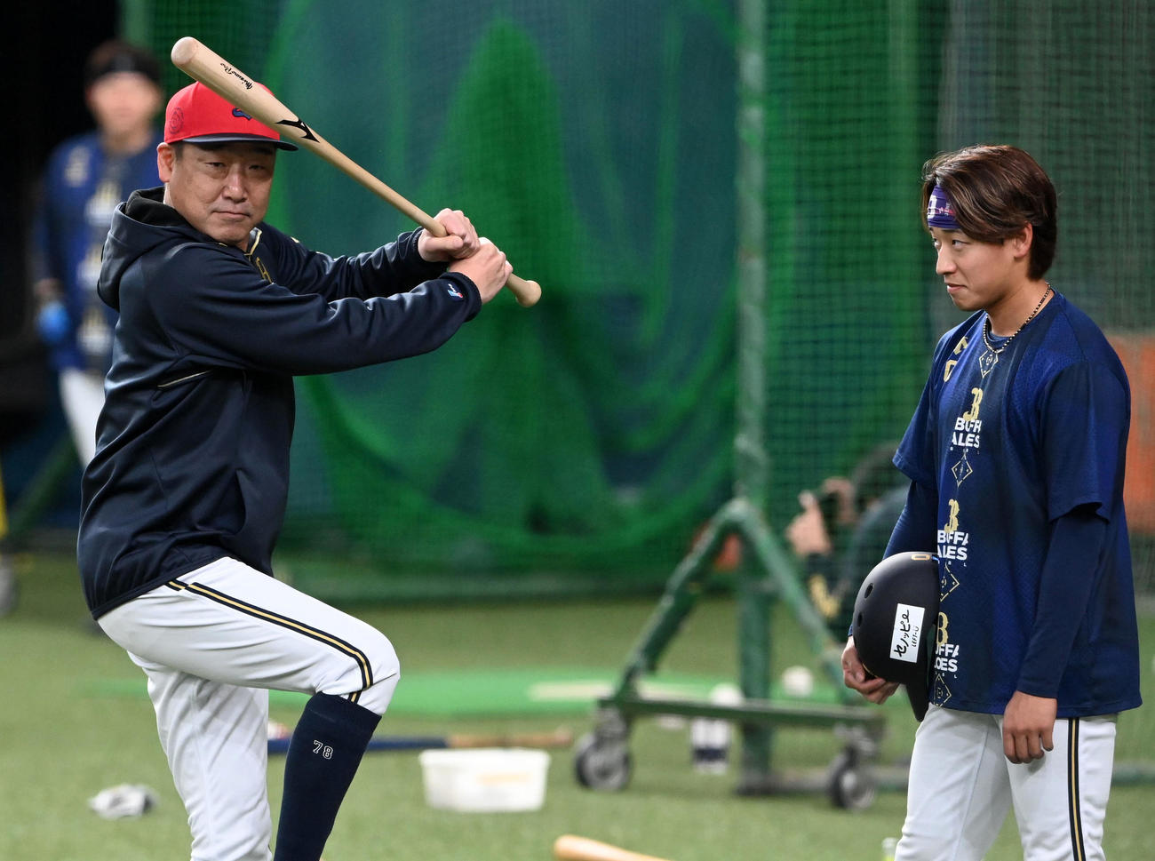 渡部（右）に打撃指導する中嶋監督（撮影・前岡正明）