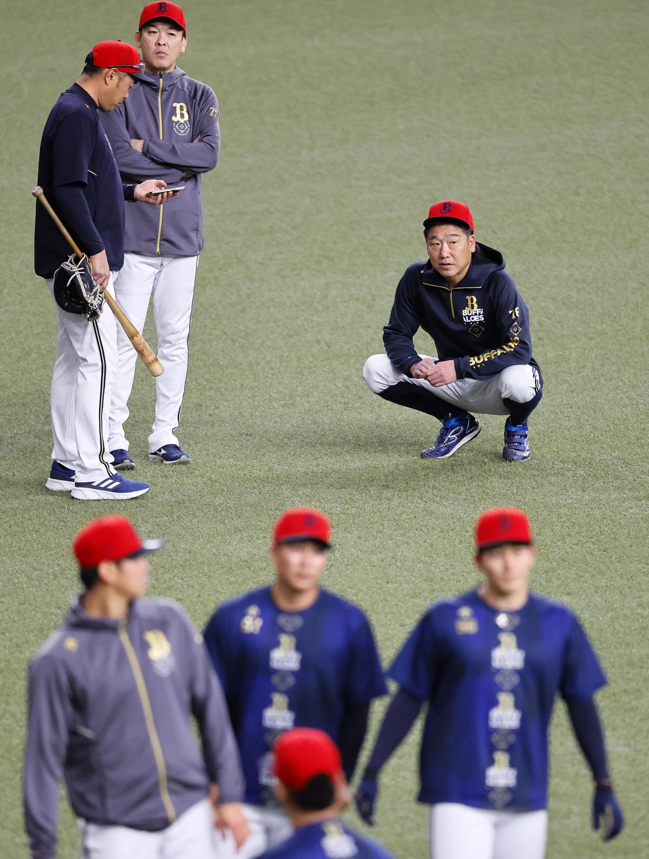 練習を見つめるオリックス中嶋聡監督（奥右）（撮影・藤尾明華）