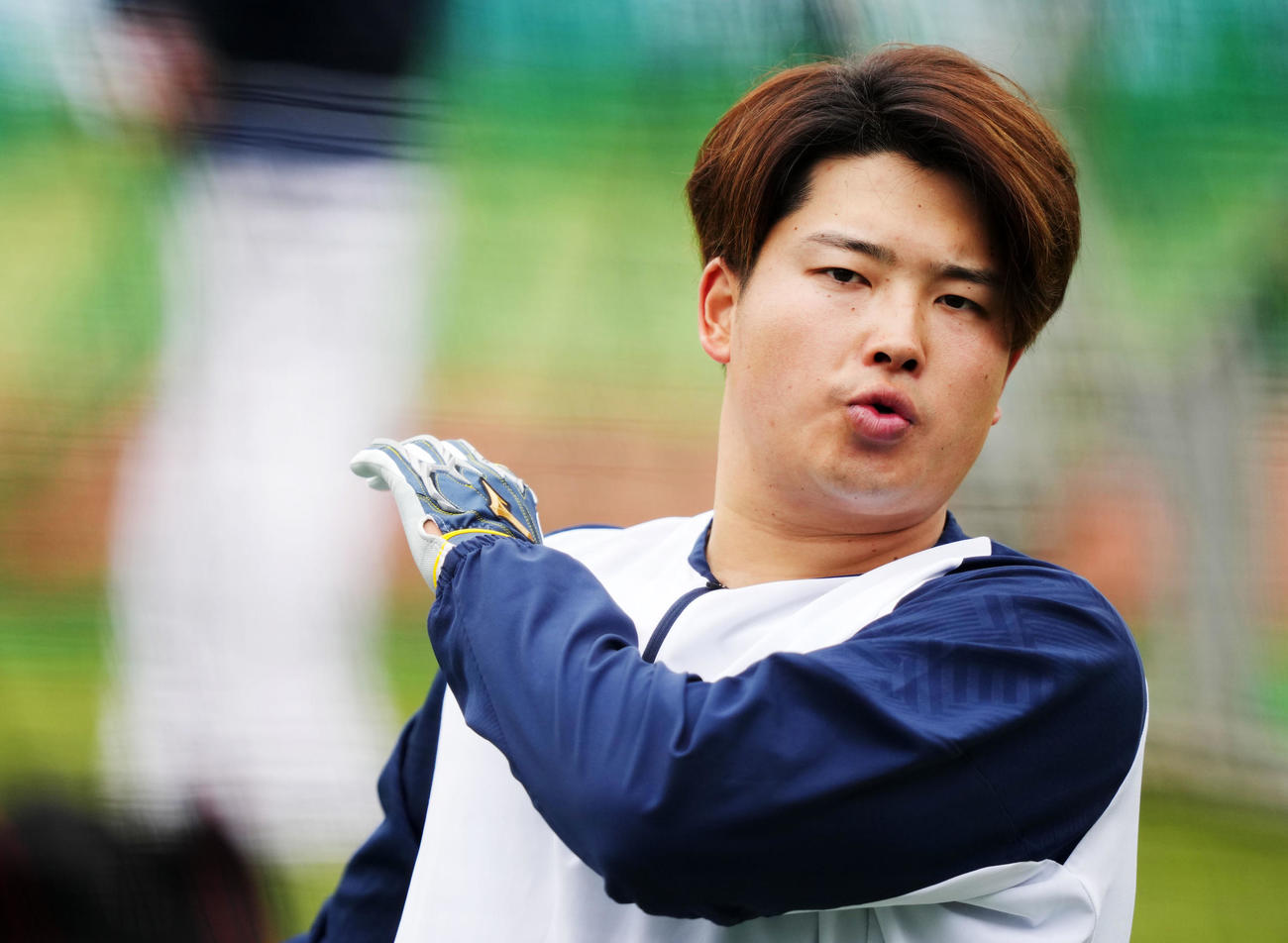ティー打撃をするヤクルト村上（撮影・横山健太）