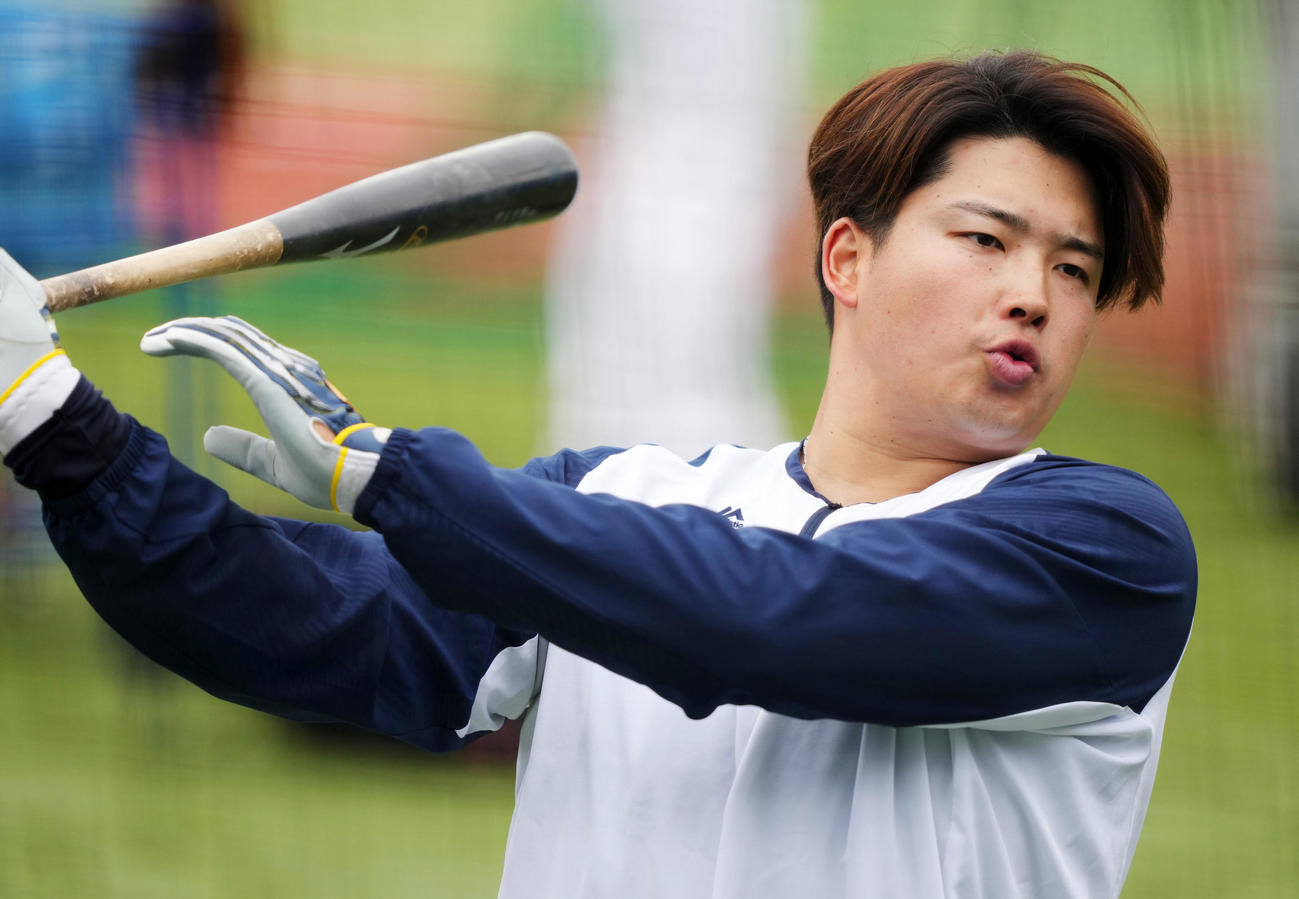 ティー打撃をするヤクルト村上（撮影・横山健太）