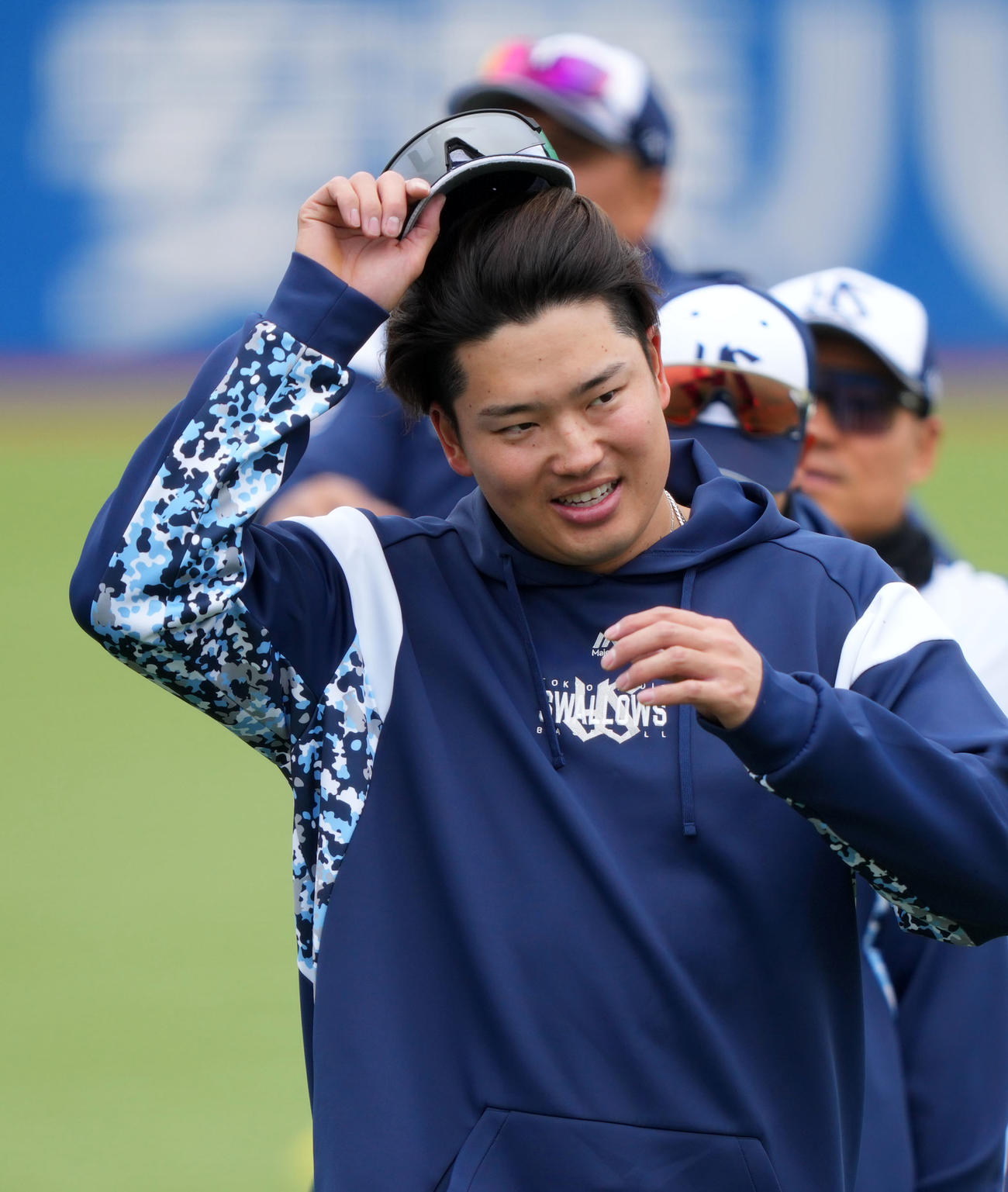 笑顔をみせるヤクルト村上（撮影・横山健太）