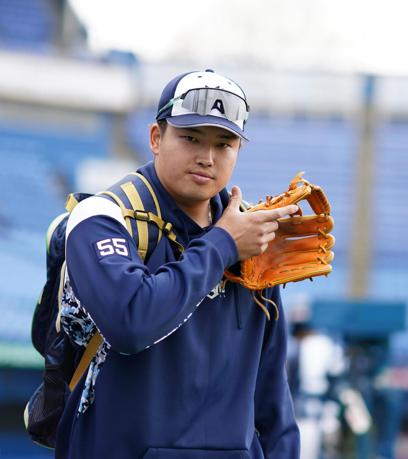 練習を終え引き揚げるヤクルト村上（撮影・横山健太）