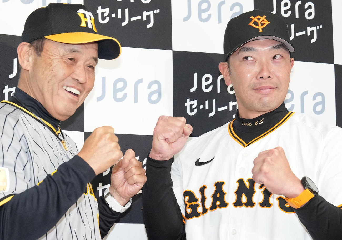 開幕前日共同記者会見で、カメラマンのリクエストでにらみ合う（？）巨人阿部監督（右）と阪神岡田監督（撮影・鈴木みどり）