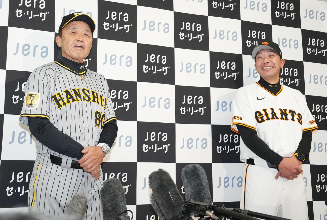 開幕前日共同記者会見で、笑顔の阪神岡田監督（左）と巨人阿部監督（撮影・鈴木みどり）