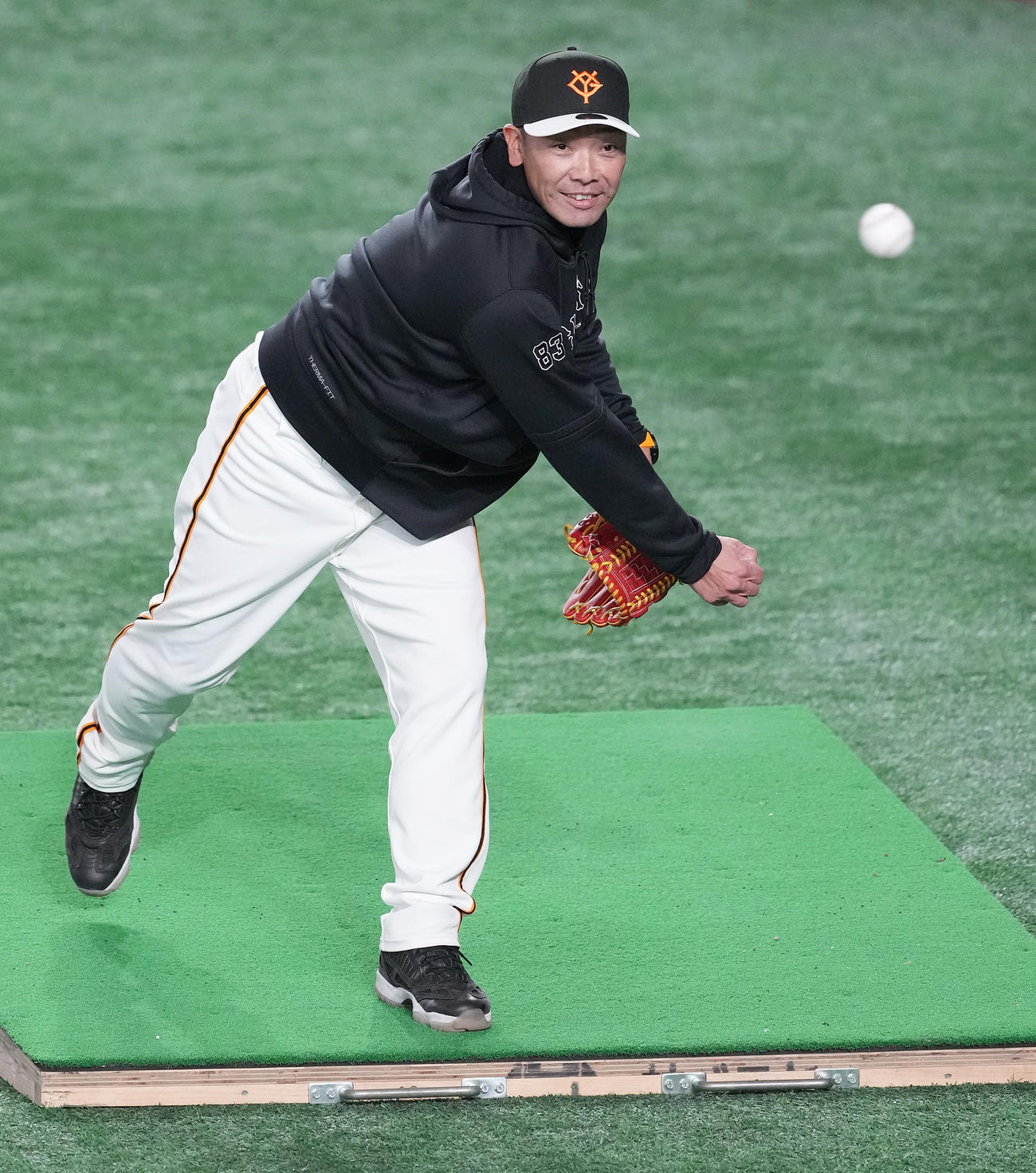 傾斜を使ってキャッチボールする巨人阿部監督（撮影・鈴木みどり）