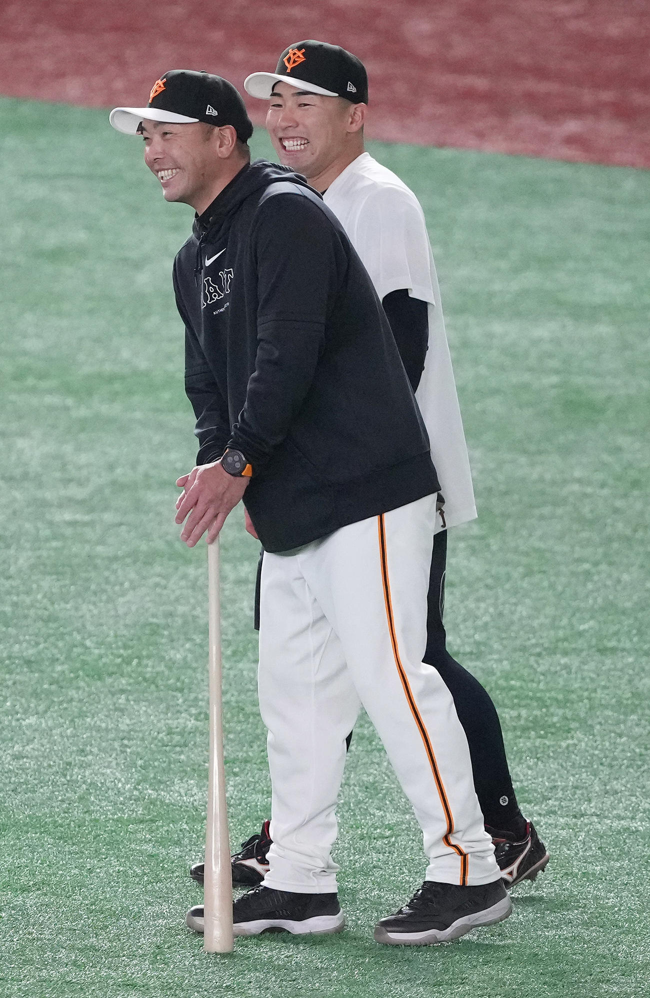 練習で笑顔の巨人阿部監督（左）と浅野（撮影・鈴木みどり）