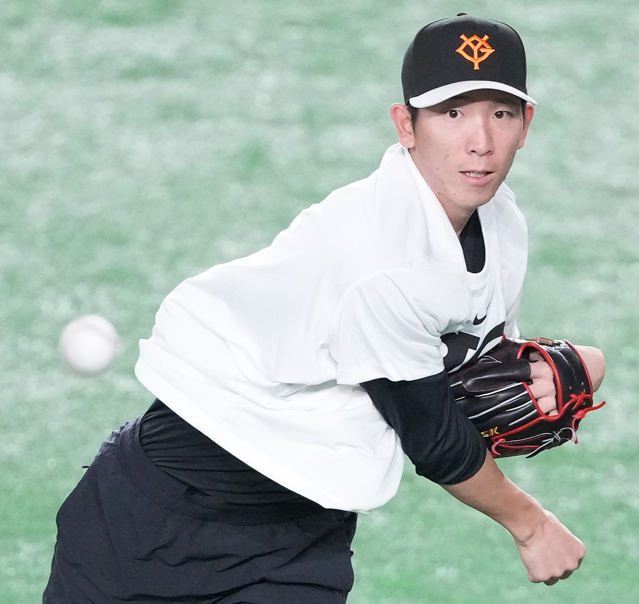 キャッチボールする巨人戸郷（撮影・鈴木みどり）
