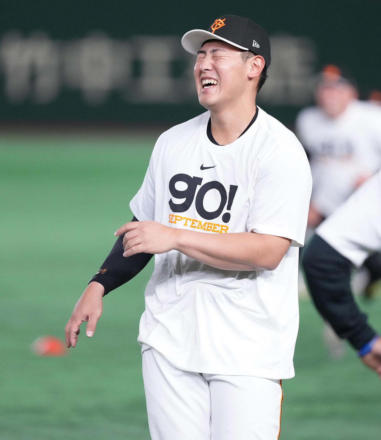 練習で笑顔の巨人岡本和（撮影・鈴木みどり）