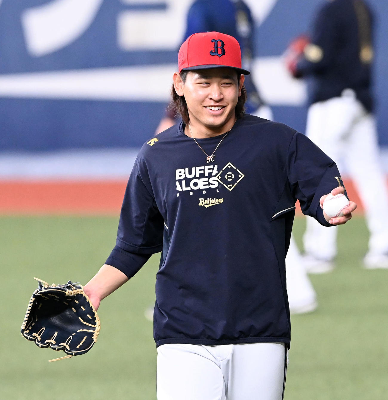 練習で笑顔を見せる宮城（撮影・前岡正明）