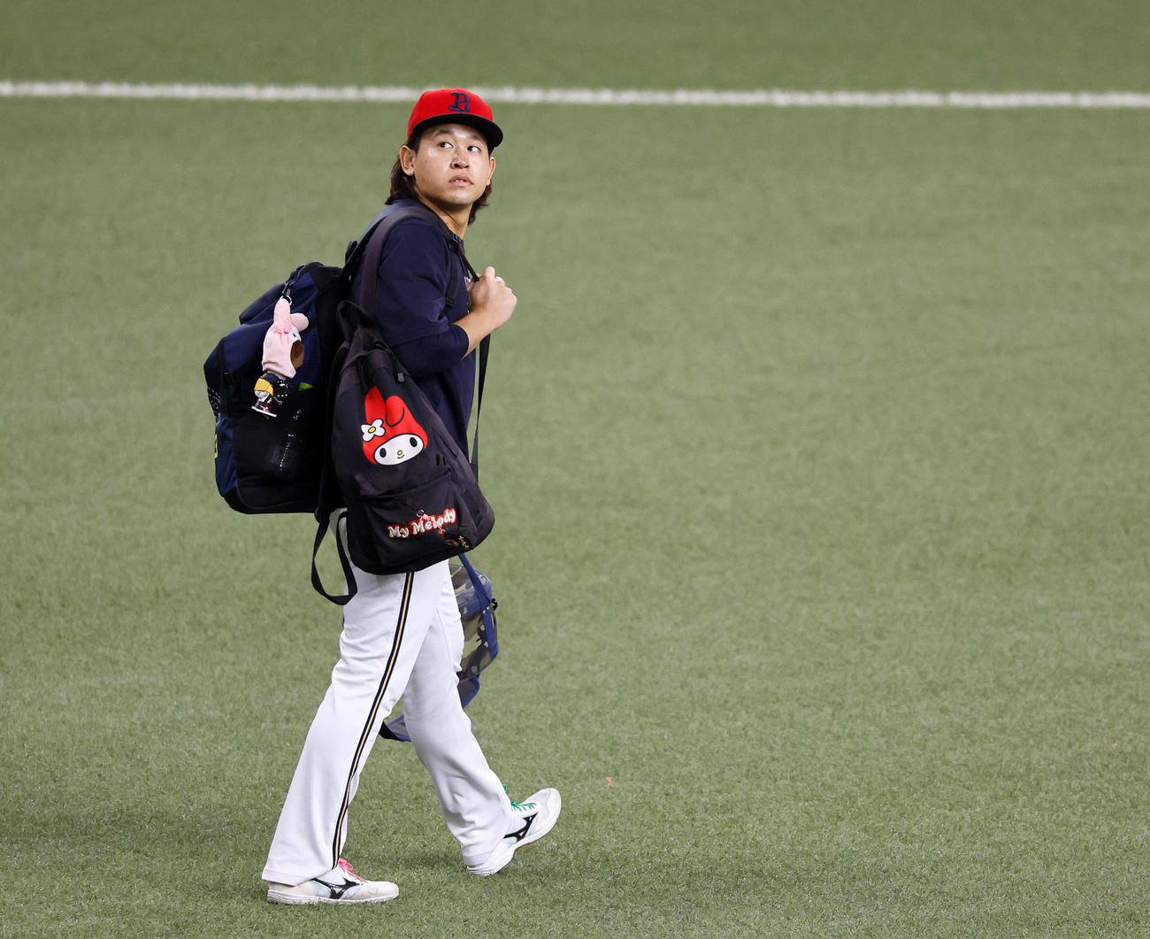 グラウンドを引き揚げるオリックス宮城（撮影・藤尾明華）