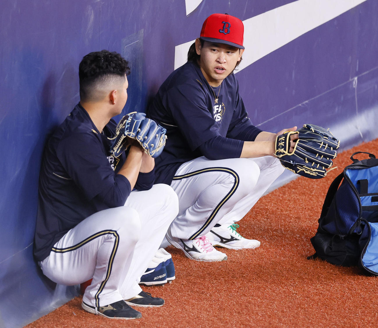 小木田と話をするオリックス宮城（撮影・藤尾明華）