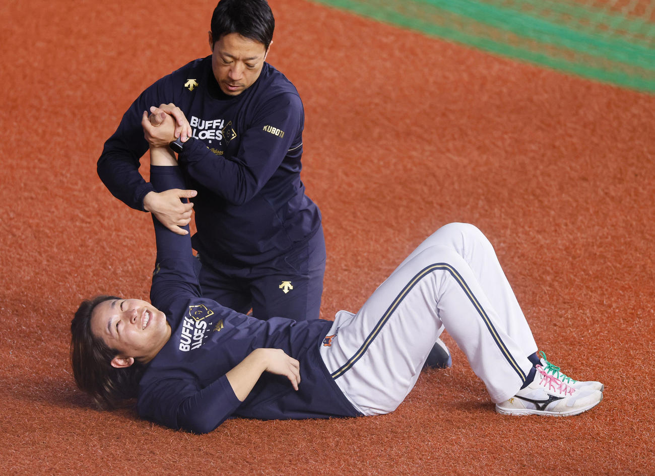 マッサージを受けるオリックス宮城（撮影・藤尾明華）