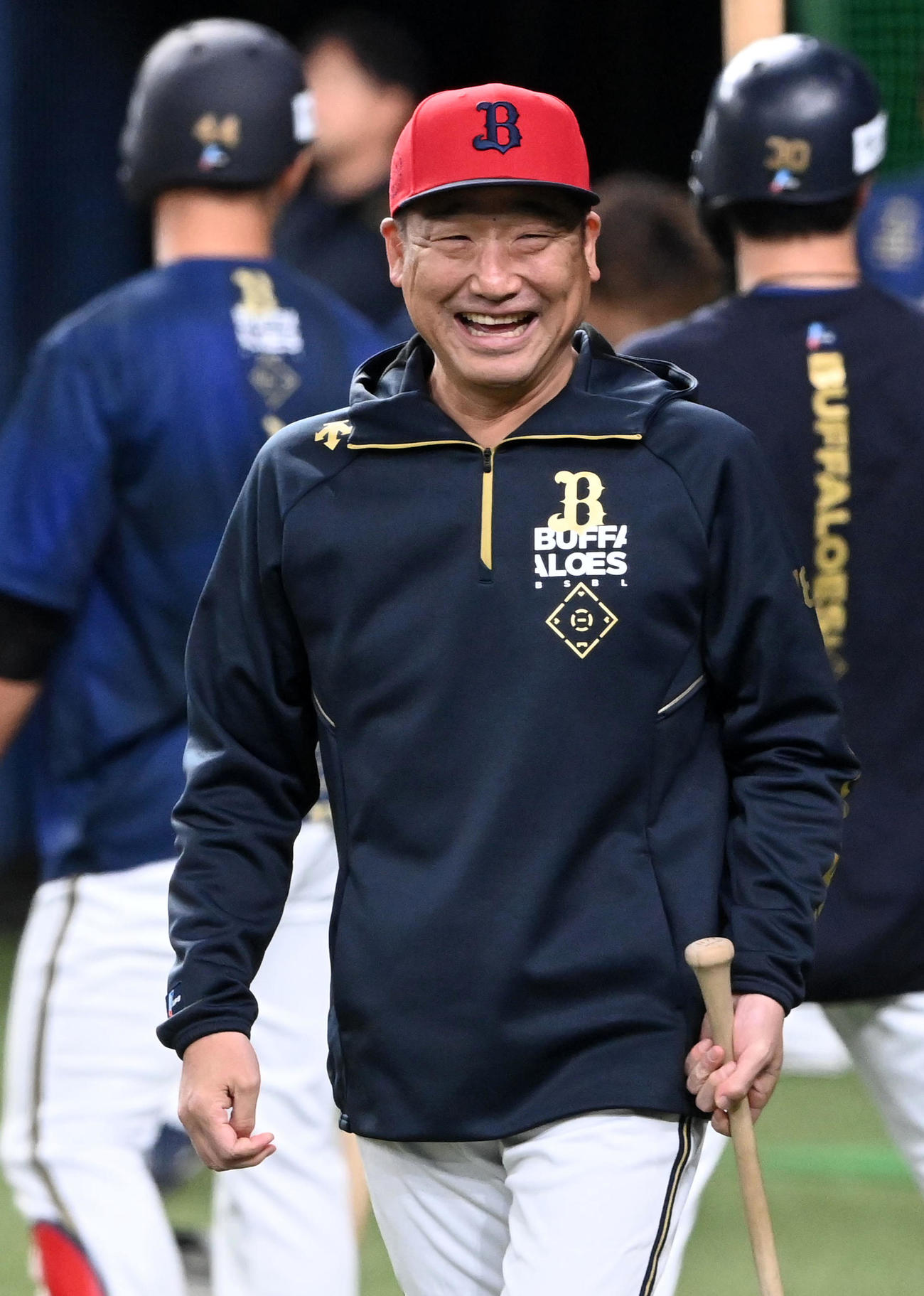 練習で笑顔を見せる中嶋監督（撮影・前岡正明）