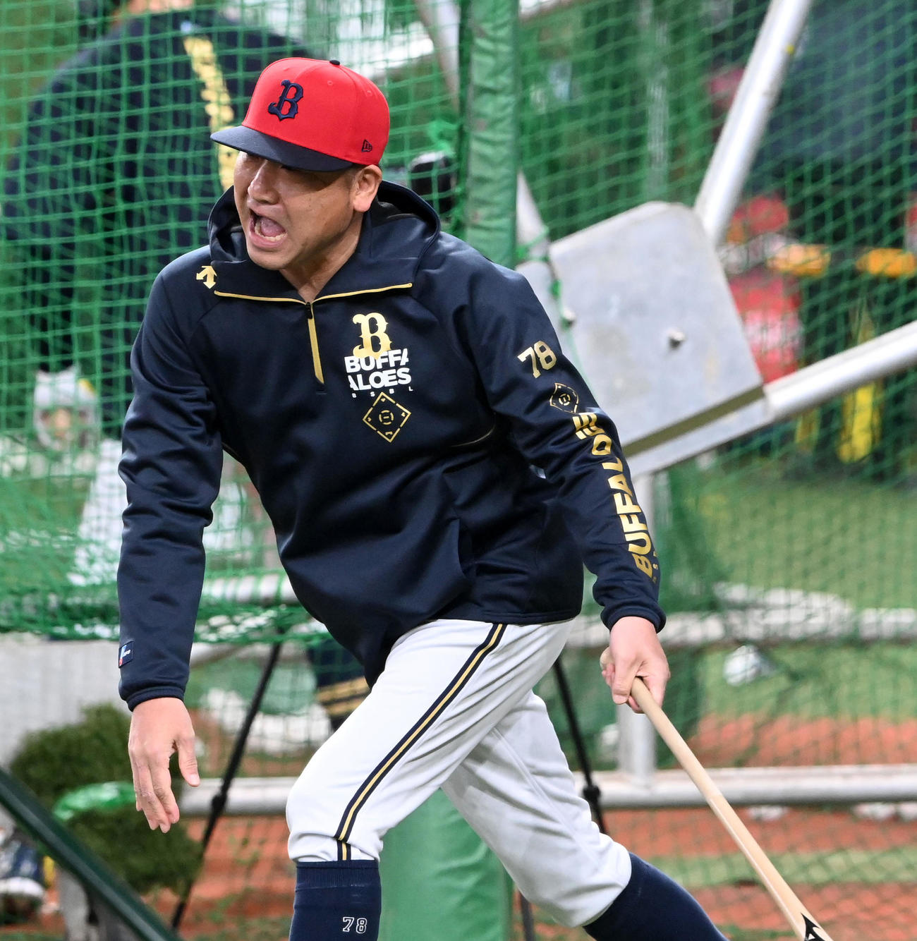 ノックでさけぶオリックス中嶋監督（撮影・前岡正明）
