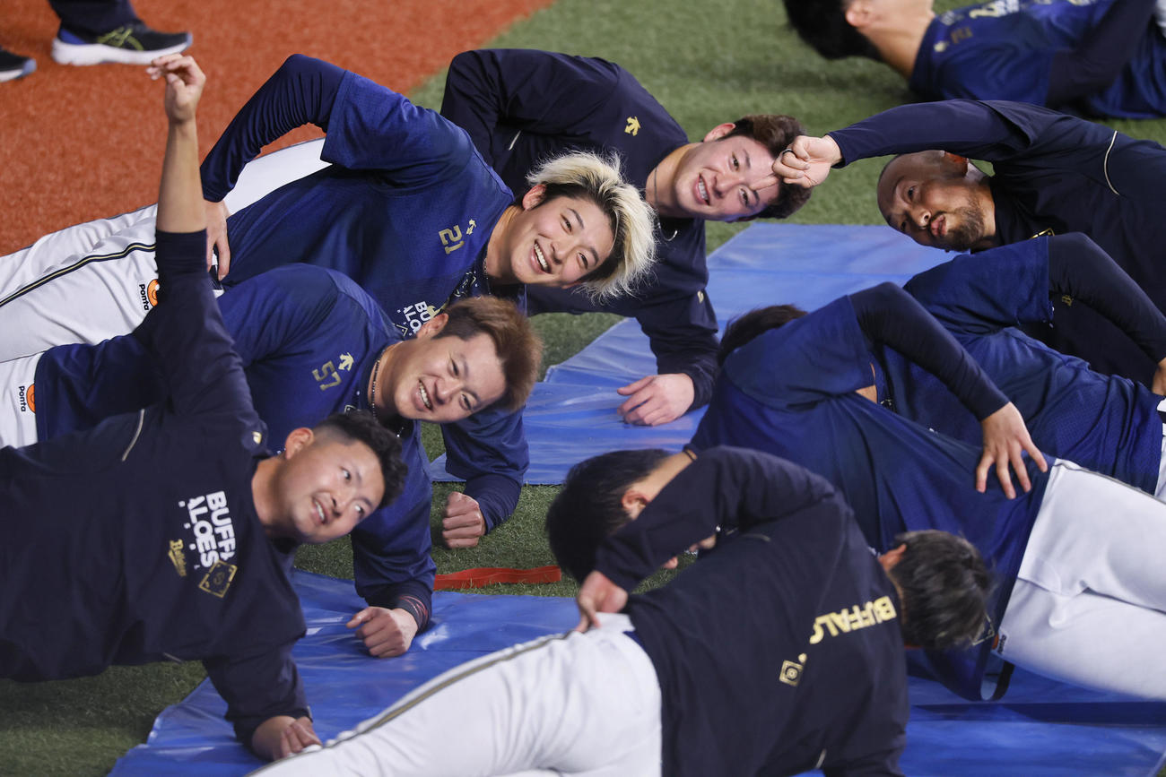体幹トレーニングをする山崎（左手前から3人目）らオリックス投手陣（撮影・藤尾明華）