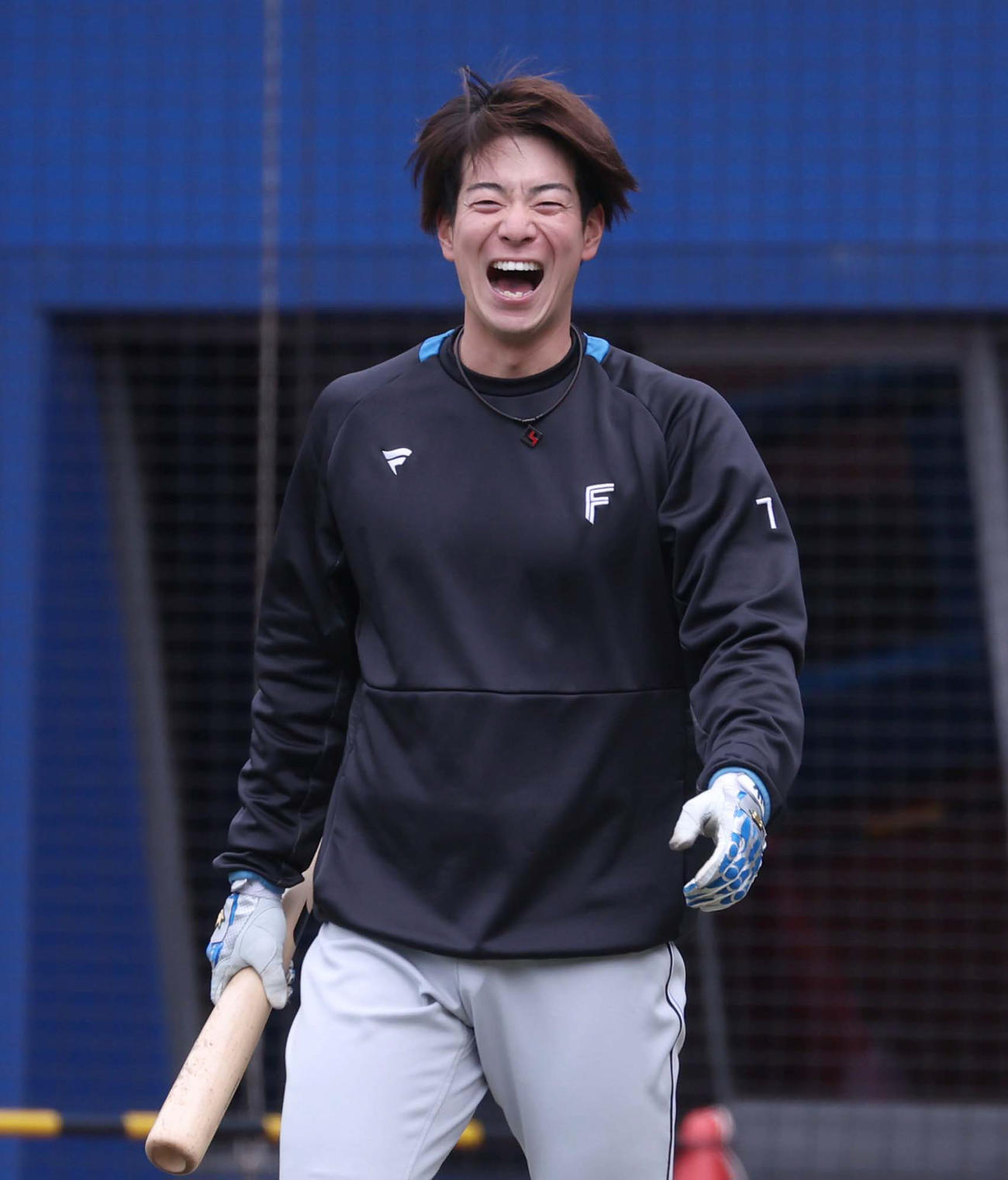 練習中、笑顔の日本ハム松本剛（撮影・黒川智章）