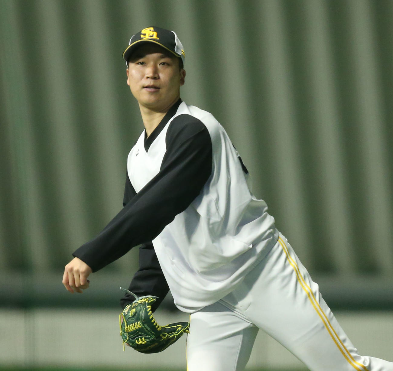 キャッチボールで調整するソフトバンク長谷川（撮影・冨田成美）