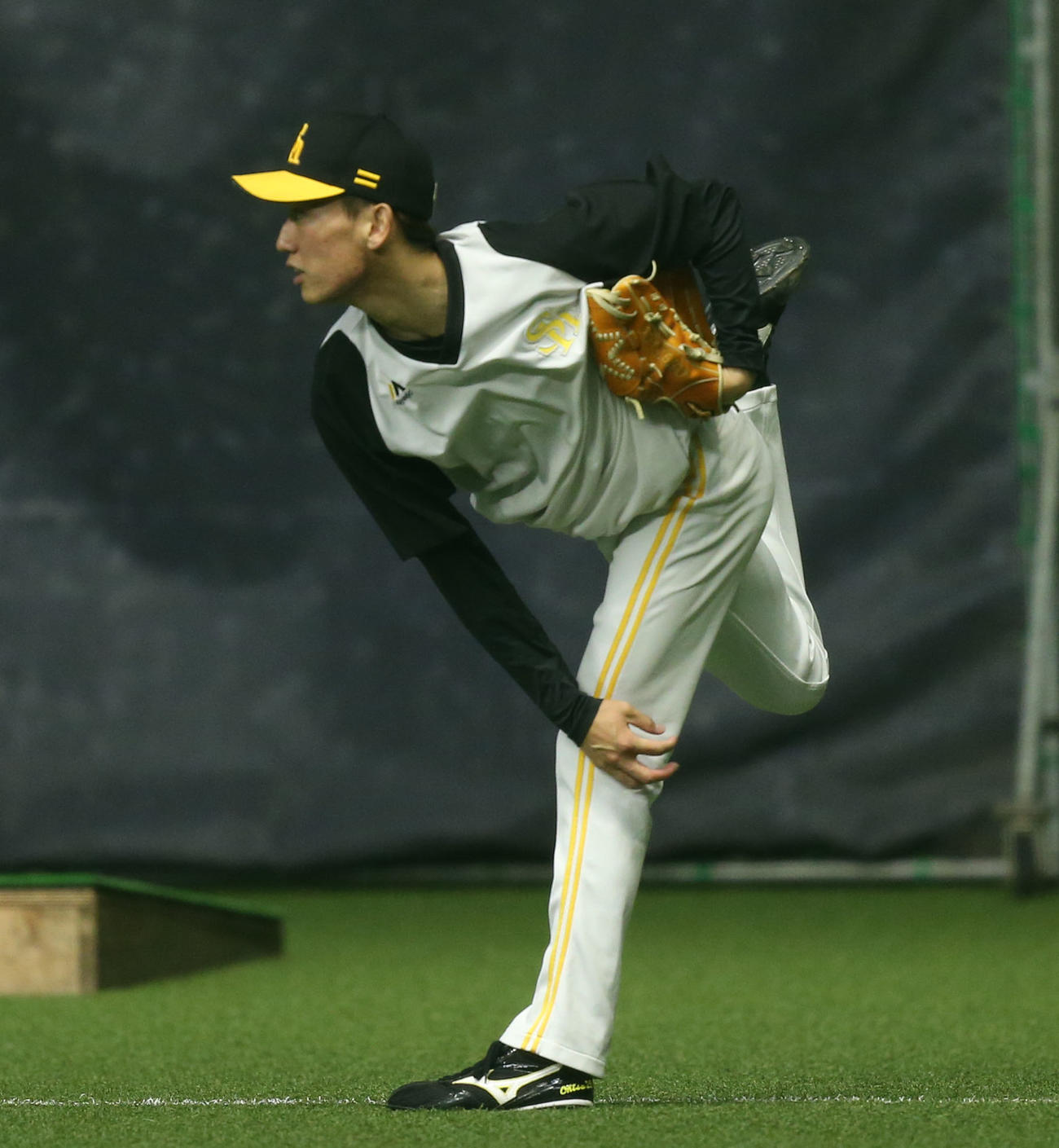 キャッチボールで調整するソフトバンク大津（撮影・冨田成美）