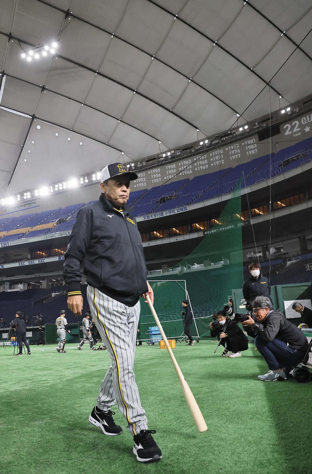 東京ドームで選手の動きをチェックする岡田監督（撮影・上田博志）