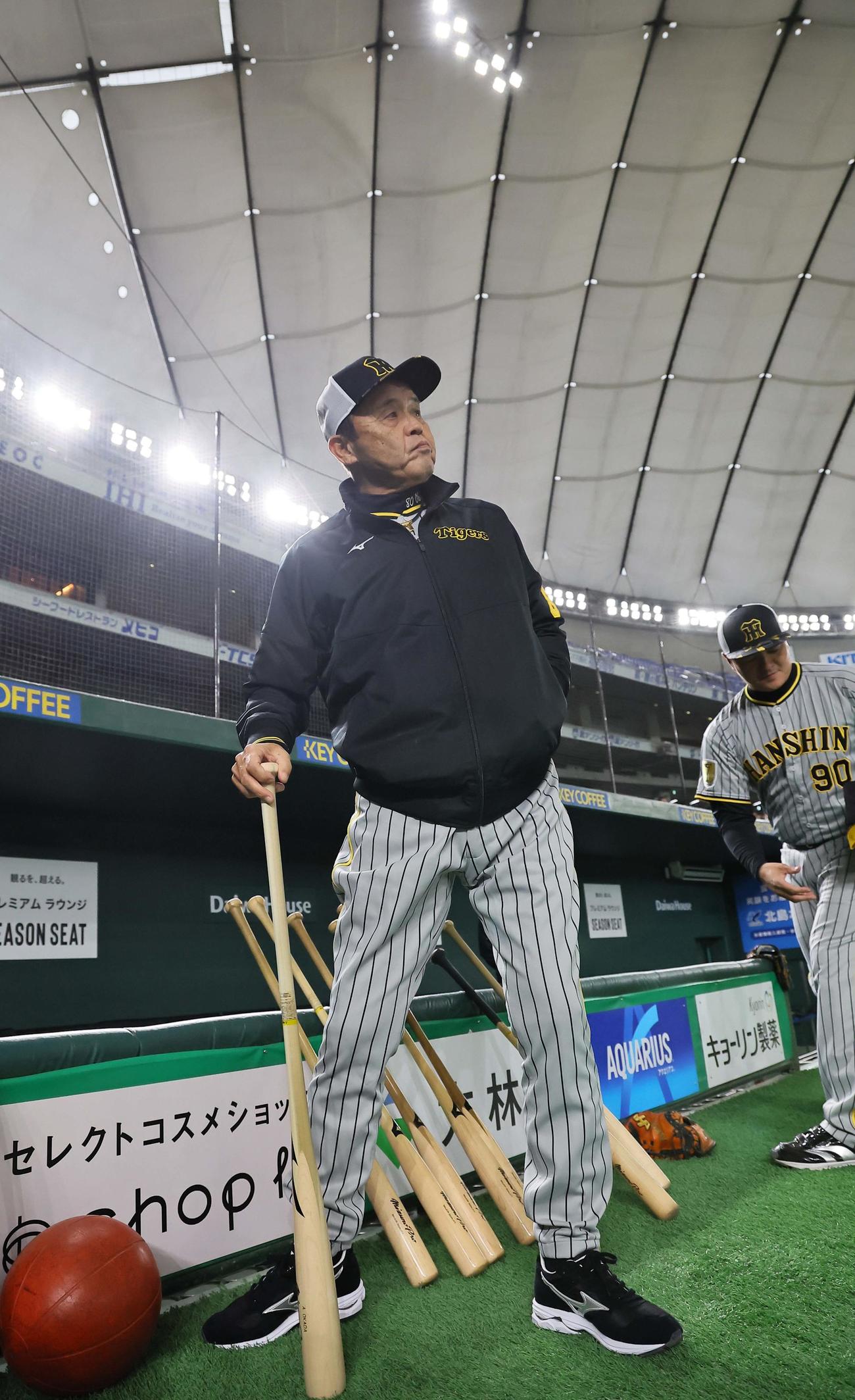 選手の動きをチェックする岡田監督（撮影・上田博志）