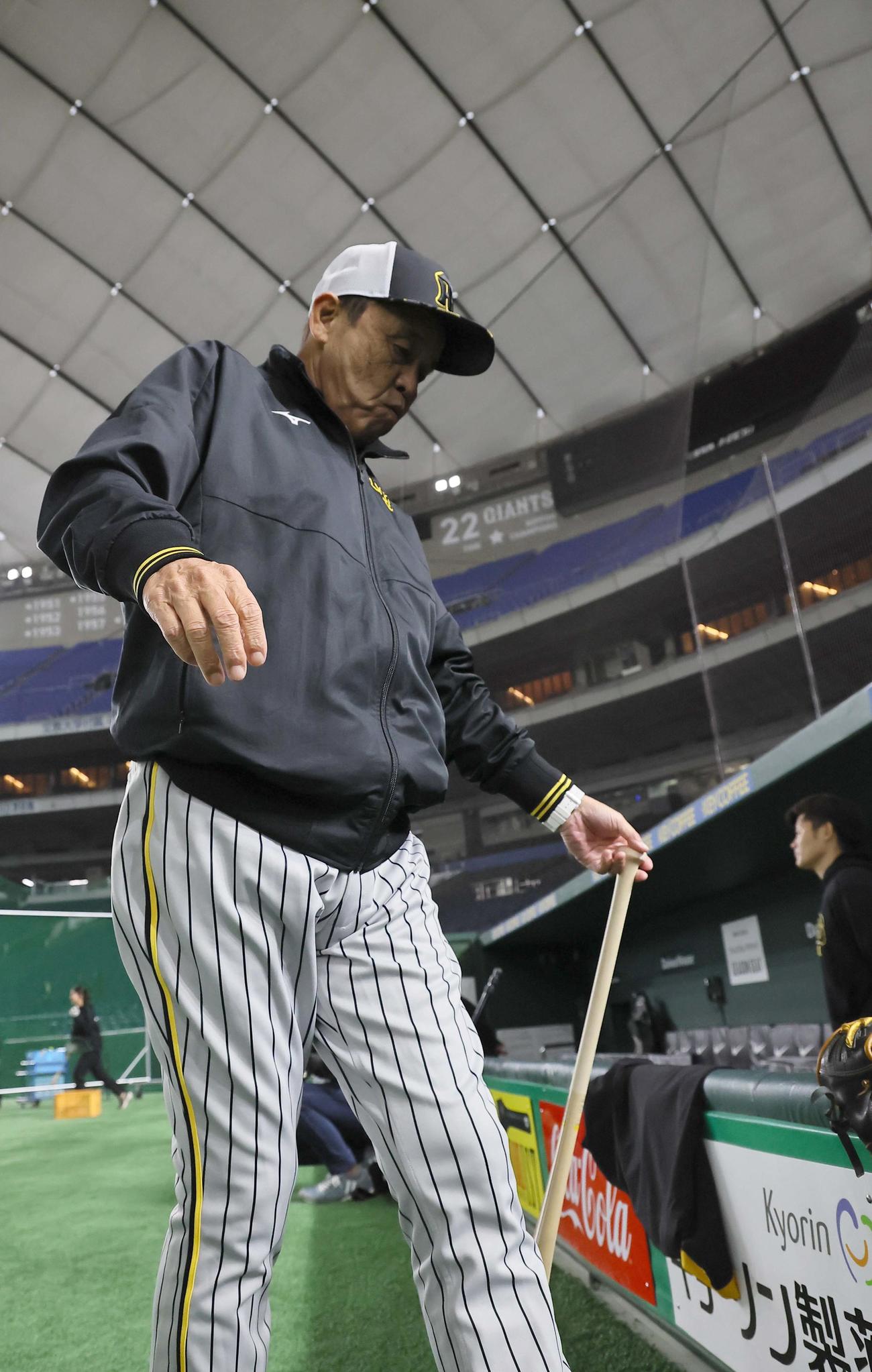東京ドームで選手の動きをチェックする岡田監督（撮影・上田博志）
