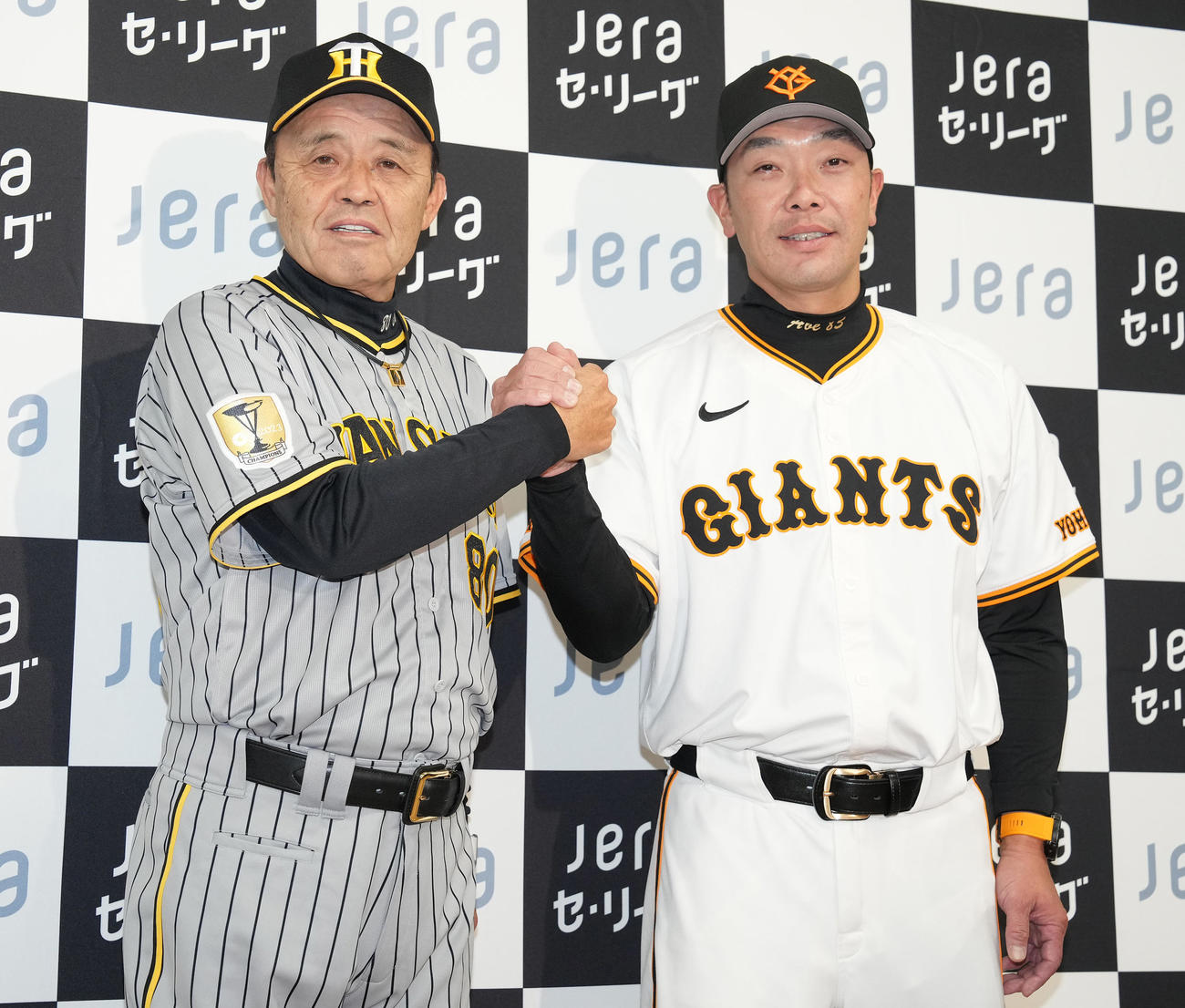 開幕前日共同記者会見で握手する巨人阿部監督（右）と阪神岡田監督（撮影・鈴木みどり）
