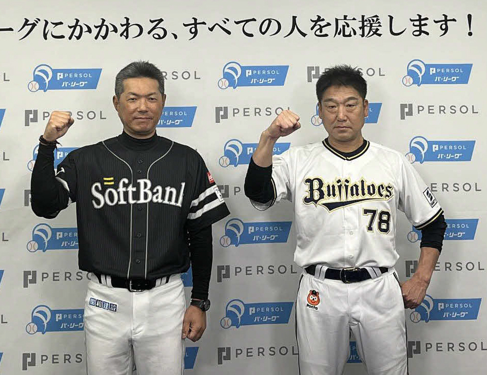 開幕記者会見でガッツポーズをするソフトバンク小久保監督（左）とオリックス中嶋監督